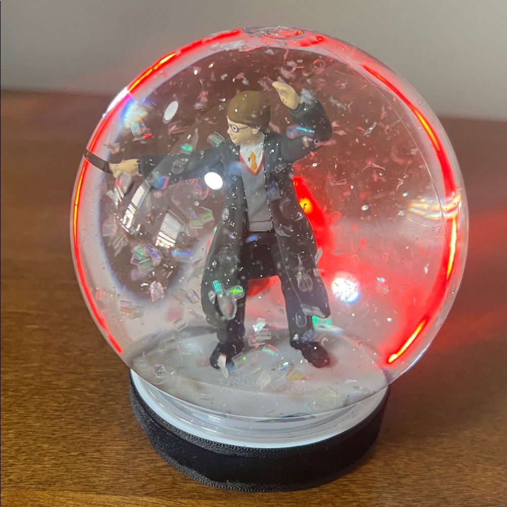 HARRY POTTER Wizard Snow Globe - Picture 11 of 11